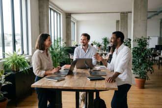 Équipe de professionnels collaborant dans un bureau moderne à Nantes avec vue sur la Loire