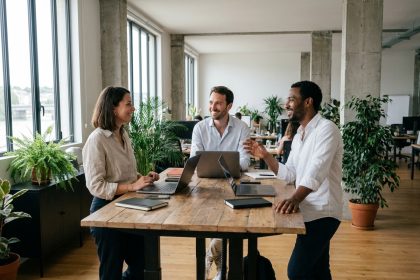 Équipe de professionnels collaborant dans un bureau moderne à Nantes avec vue sur la Loire