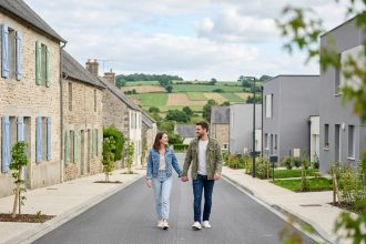 Jeune couple marchant dans un village français pittoresque