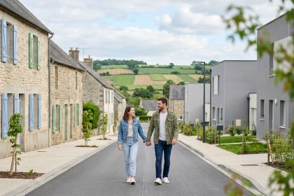 Jeune couple marchant dans un village français pittoresque
